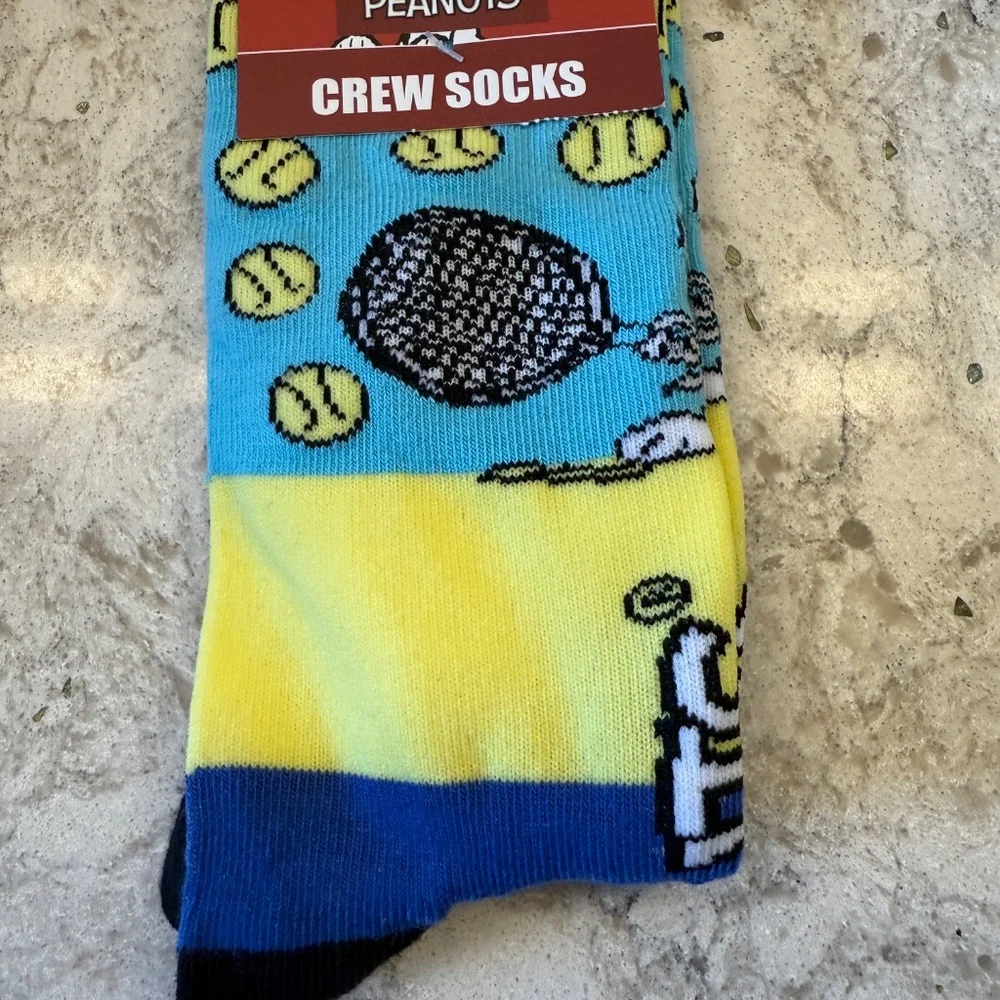 NWT A Pair‎ of Peanuts crew socks featuring Snoopy and tennis ball designs